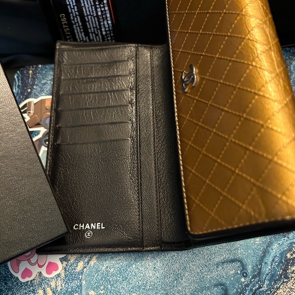 CHANEL excellent condition iridescent Wallet - Picture 5 of 9